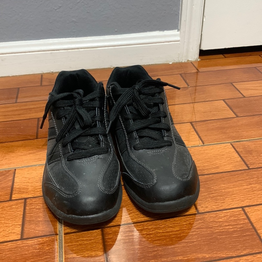 Men’s slip resistant shoes size 8-1/2